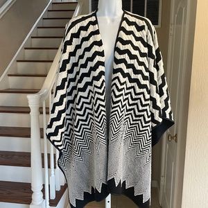 NWT Alberto Makali Black & White Chevron Print Shawl Cape OS New $225
